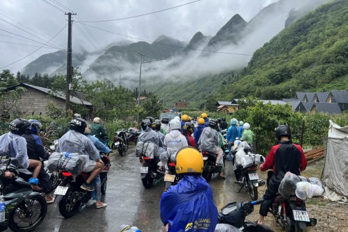 Giải cứu 1000 du khách tham quan sông Nho Quế bị mắc kẹt do mưa lũ