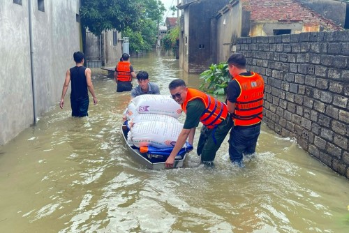 Người đàn ông bị nước cuốn xuống sông Bùi ở Hà Nội đang được lực lượng công an tổ chức tìm kiếm